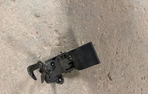 Audi A1 Engine bonnet/hood lock/latch loop/hook 8X0823480A