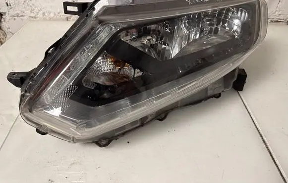 Nissan X-Trail T32 Headlight/headlamp 