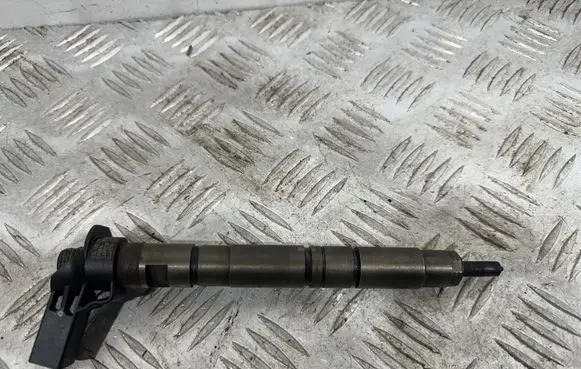 Volkswagen PASSAT B6 Fuel injector 03L130277