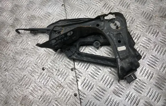 Skoda Octavia Mk2 (1Z) Headlight/headlamp mounting bracket 1Z0941339