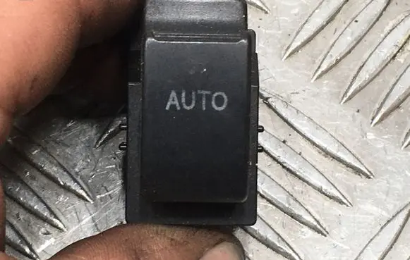 Toyota Corolla Verso AR10 Electric window control switch 8481002040 37077A 262C02