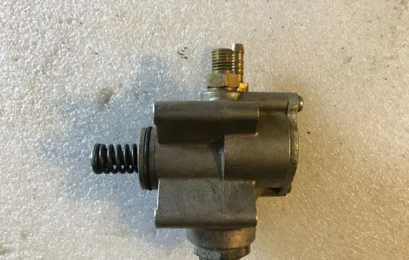 Volkswagen PASSAT CC Mechanical fuel pump 03H127025 03H127025E
