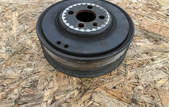 Volkswagen PASSAT B5 Crankshaft pulley 058105251E