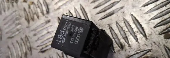 Volkswagen PASSAT B6 Glow plug pre-heat relay 3b0951253