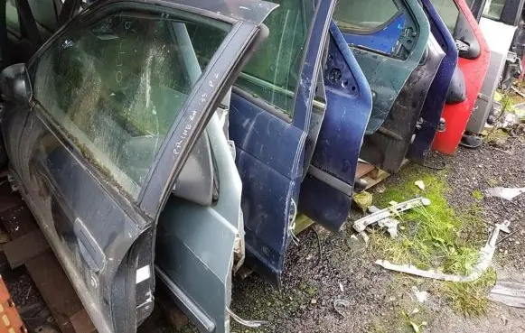 Chrysler Neon I Rear door melynos