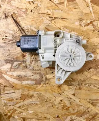 Mercedes-Benz C W204 Front door window regulator motor A2048200142 971219100
