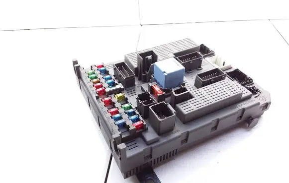 Citroen C5 Fuse module 9637466180 98162200