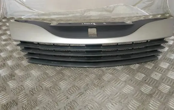 Renault Laguna II Front bumper upper radiator grill 820039012