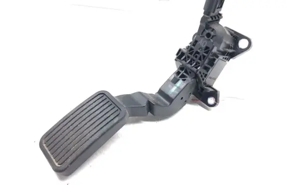 Accelerator throttle pedal