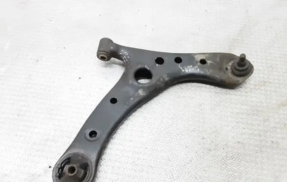 Toyota Avensis Verso Front lower control arm/wishbone