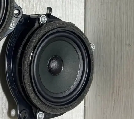 Front door high frequency speaker