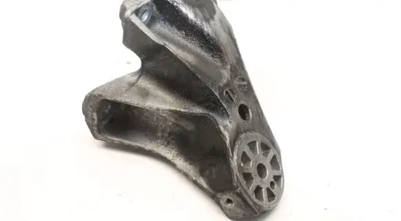 Volkswagen Touareg I Engine mounting bracket 7L6199307A