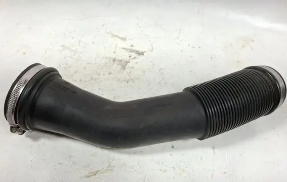 Volkswagen PASSAT B5 Air intake duct part 058129627E