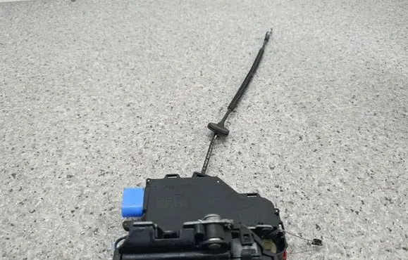 Volkswagen Golf VI Front door lock 3D1837015AB