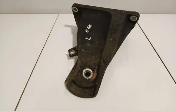 Engine mounting bracket