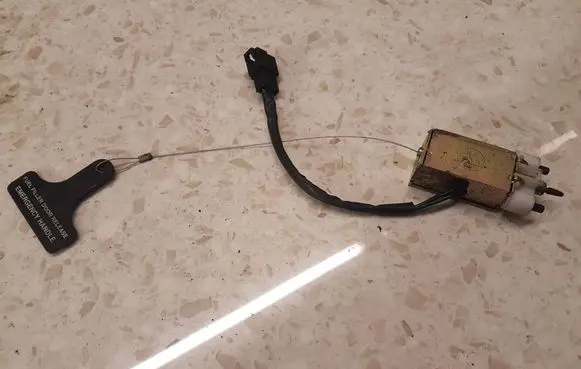 KIA Sorento Fuel tank cap lock 