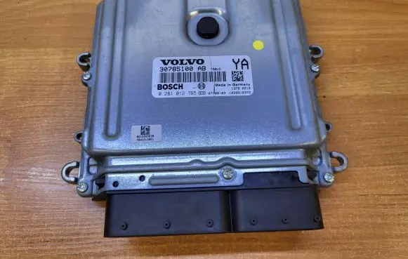 Volvo XC70 Engine control unit/module 30785100 1039S18372 0281012765