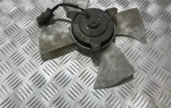 Nissan Sunny Radiator cooling fan shroud