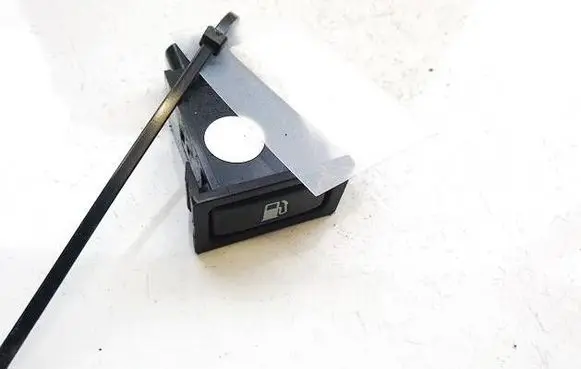 Toyota Avensis T250 Fuel tank opening switch 1567q5
