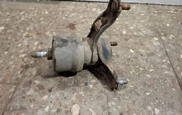 Lexus RX III Engine mount bracket