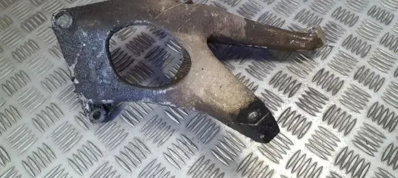 Engine mounting bracket