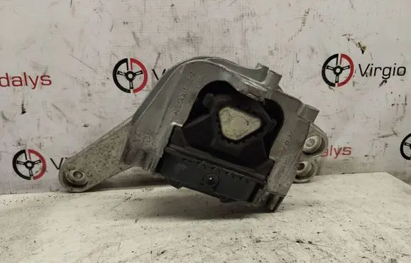Volkswagen PASSAT B8 Engine mount bracket 5Q0199262S 11092017 X44LA6E3398054