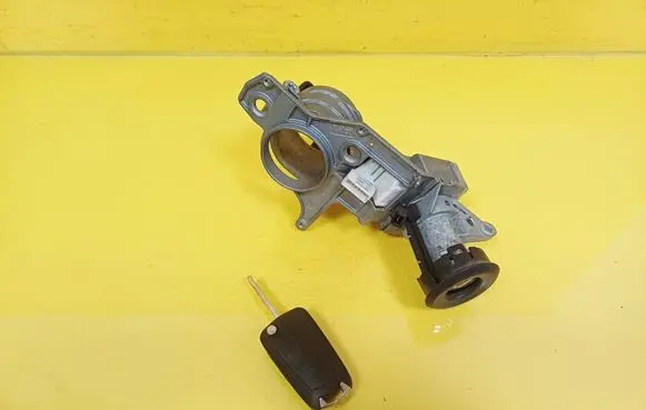 Opel Zafira B Ignition lock 2421430