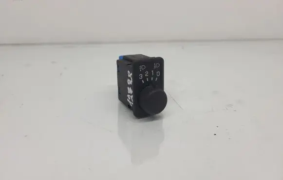 Nissan Primera Headlight level height control switch D31403 37044A
