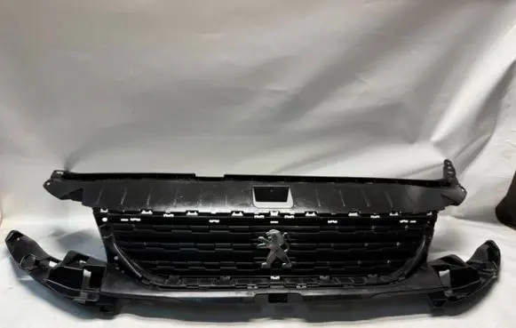 Peugeot Partner III Front bumper upper radiator grill 981688680