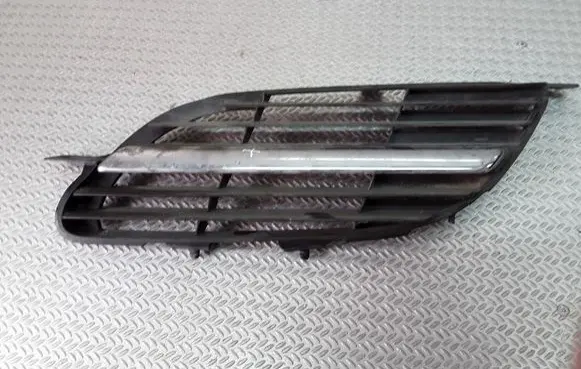 Nissan Almera Tino Front bumper upper radiator grill 9381M010