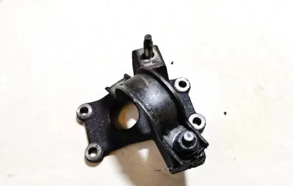 Ford Mondeo Mk III Engine mounting bracket