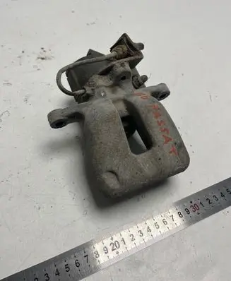 Volkswagen PASSAT B6 Rear brake caliper 