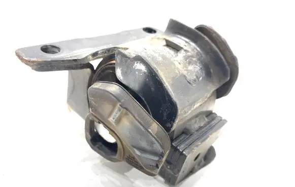 Engine mount vacuum valve