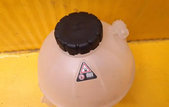 Mercedes-Benz Sprinter W907 W910 Coolant expansion tank/reservoir A9105010401