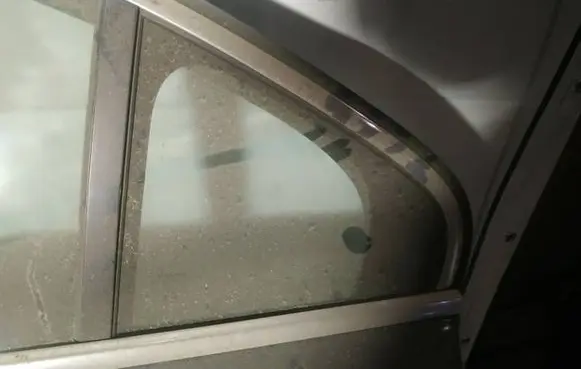 Rear vent window glass