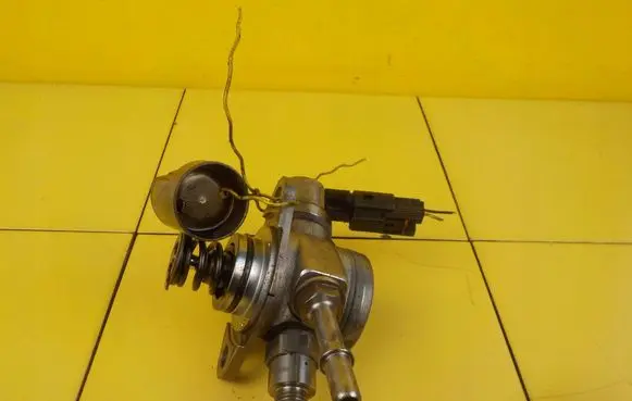 Opel Corsa E Fuel injection high pressure pump 12635709 1HTS18