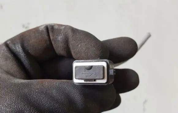 Volvo XC60 USB socket connector 