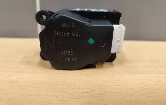 Citroen Xsara Picasso Air flap motor/actuator 38236U 140600 EAM501