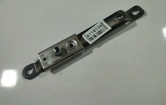 Nissan Pathfinder R51 Seat belt adjustment rail 7068747R