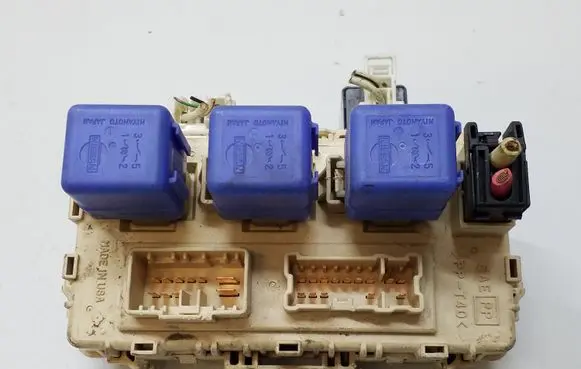 Nissan X-Trail T30 Fuse module 2523079981 B0451 24330C9900