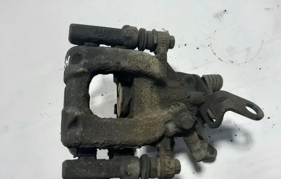 Volkswagen Jetta VI Rear brake caliper