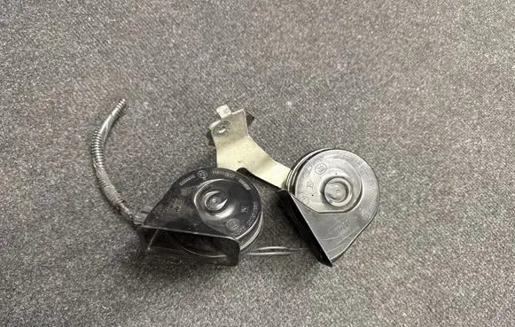 Ford Fusion II Horn signal A046495 90899 002407