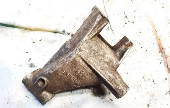 Engine mounting bracket