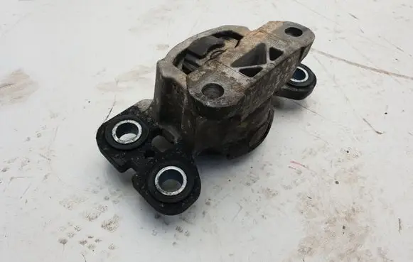 Volvo XC70 Engine mount bracket