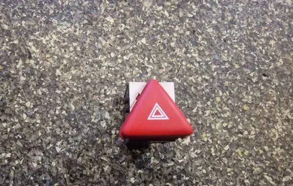 Volkswagen Golf V Hazard light switch