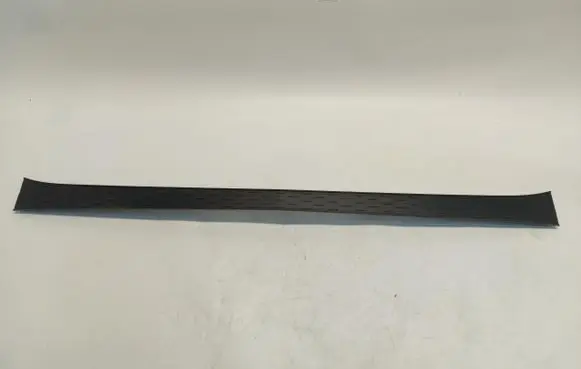 Front bumper splitter molding