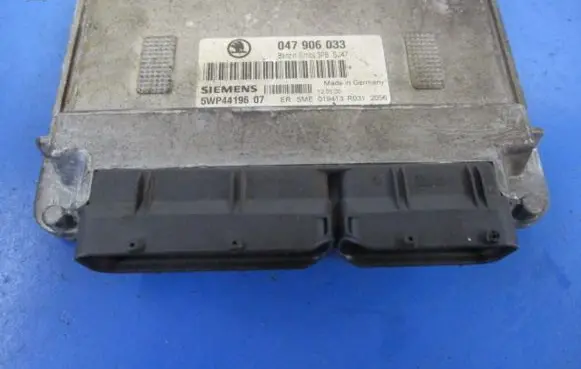 Skoda Fabia Mk1 (6Y) Engine control unit/module ECU 047906033
