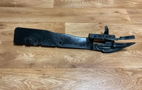 Ford Focus Fender mounting bracket 4M51A02477