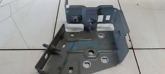 Renault Master III Fender mounting bracket 631429931R