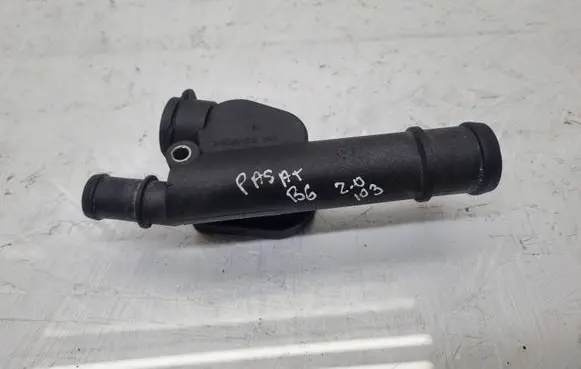 Volkswagen PASSAT B6 Engine coolant pipe/hose